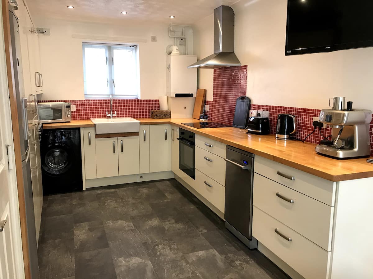 Well equipped kitchen with oven, hob and dishwasher
