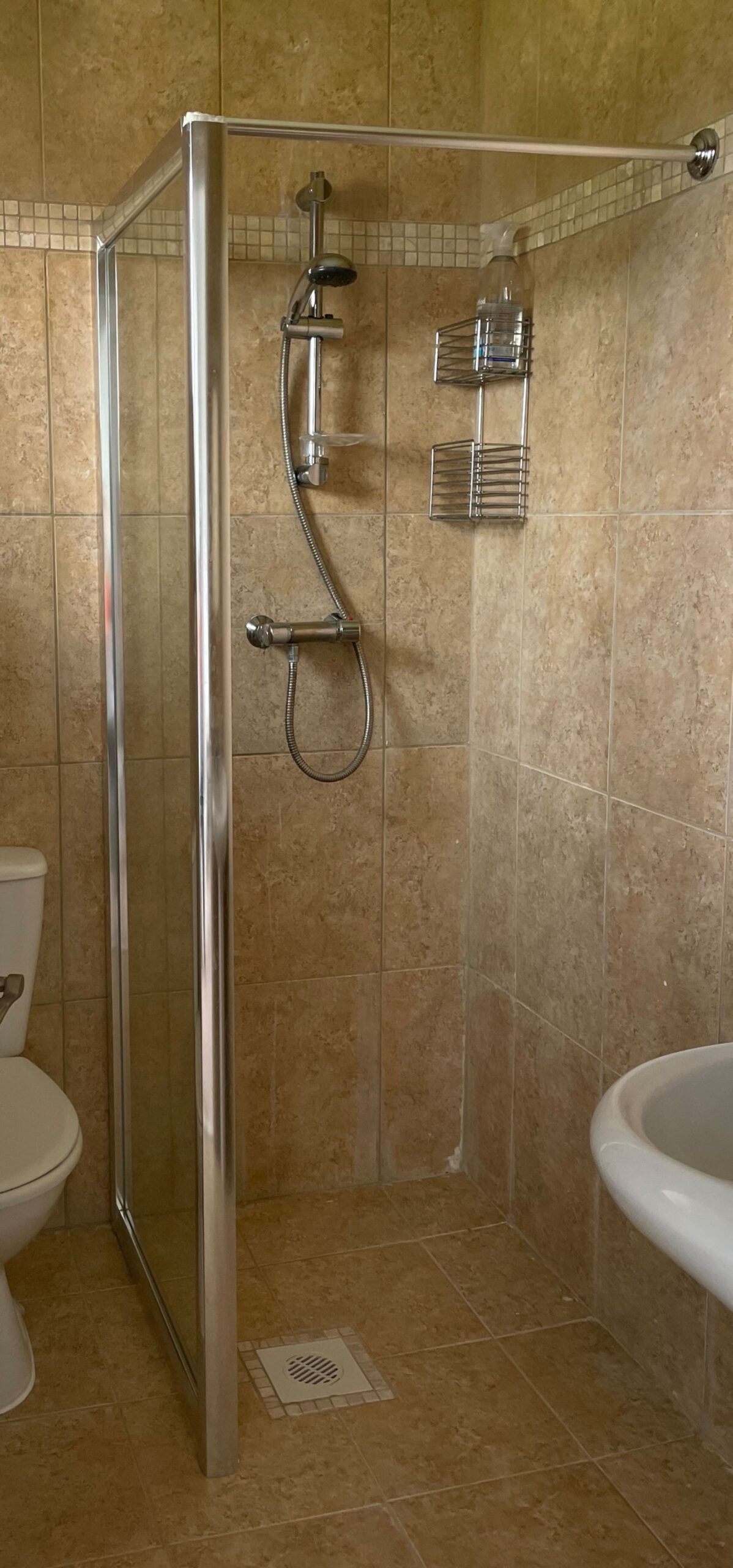 En-suite wet room with mains pressure shower